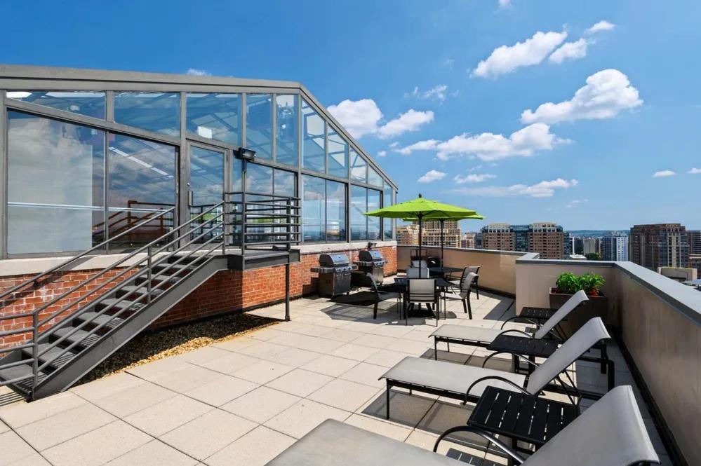 Modern & Charming Apt With Rooftop @Pentagon City Arlington Exterior photo